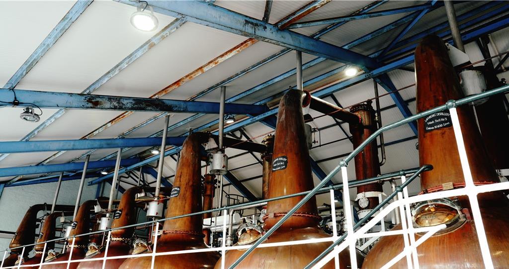 7座大小不一的蒸餾器是Laphroaig酒廠最引人入勝的景緻。（王爵暐攝）