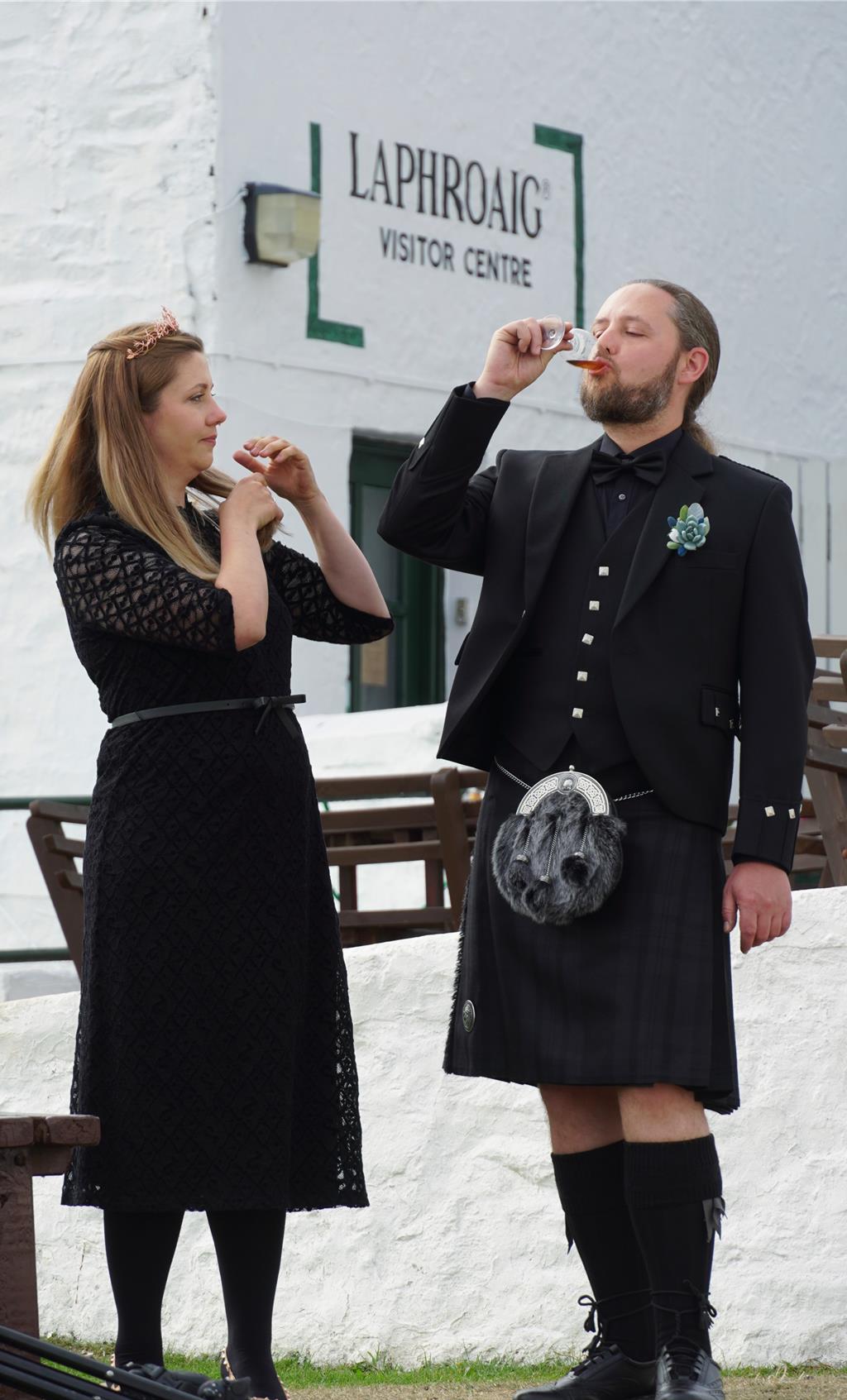 一對新人來到Laphroaig酒廠拍結婚照，新郎的蘇格蘭裙造型相當好看。（王爵暐攝）