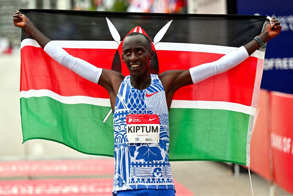 24歲肯亞長跑新星基普圖姆（Kelvin Kiptum）11日深夜不幸在車禍中身亡，他2023年才刷新馬拉松世界紀錄。