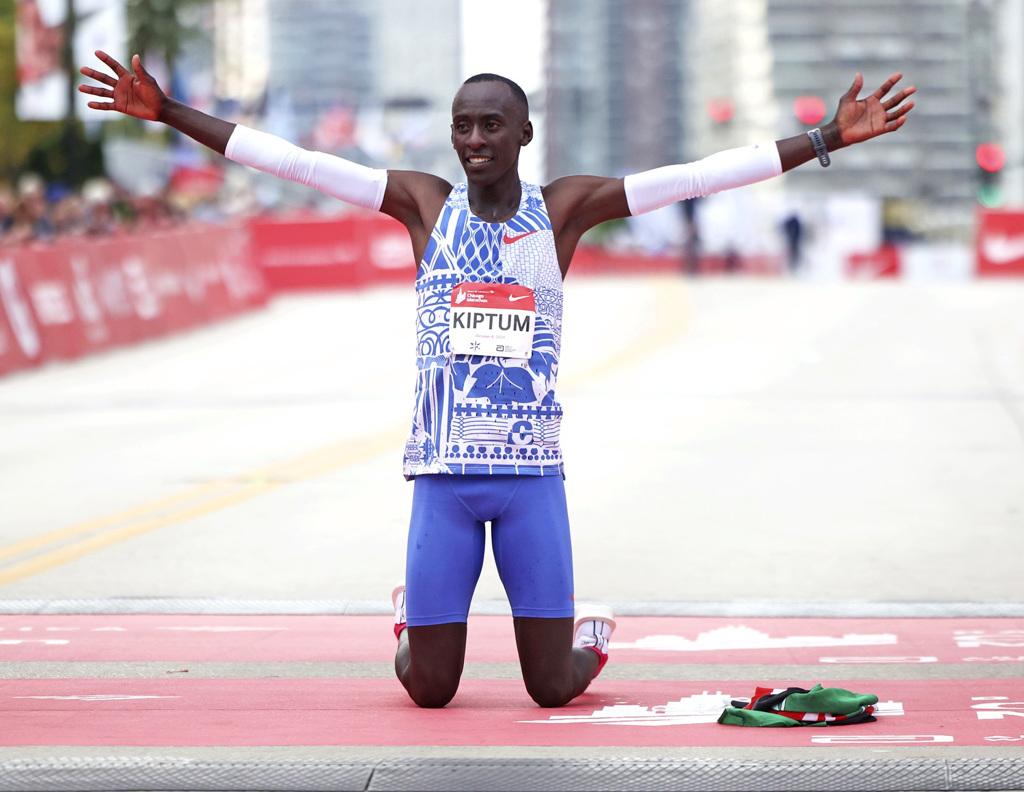 畫面為肯亞長跑新星基普圖姆（Kelvin Kiptum）2023年10月在芝加哥馬拉松中打破世界紀錄的畫面。（資料照／美聯社）