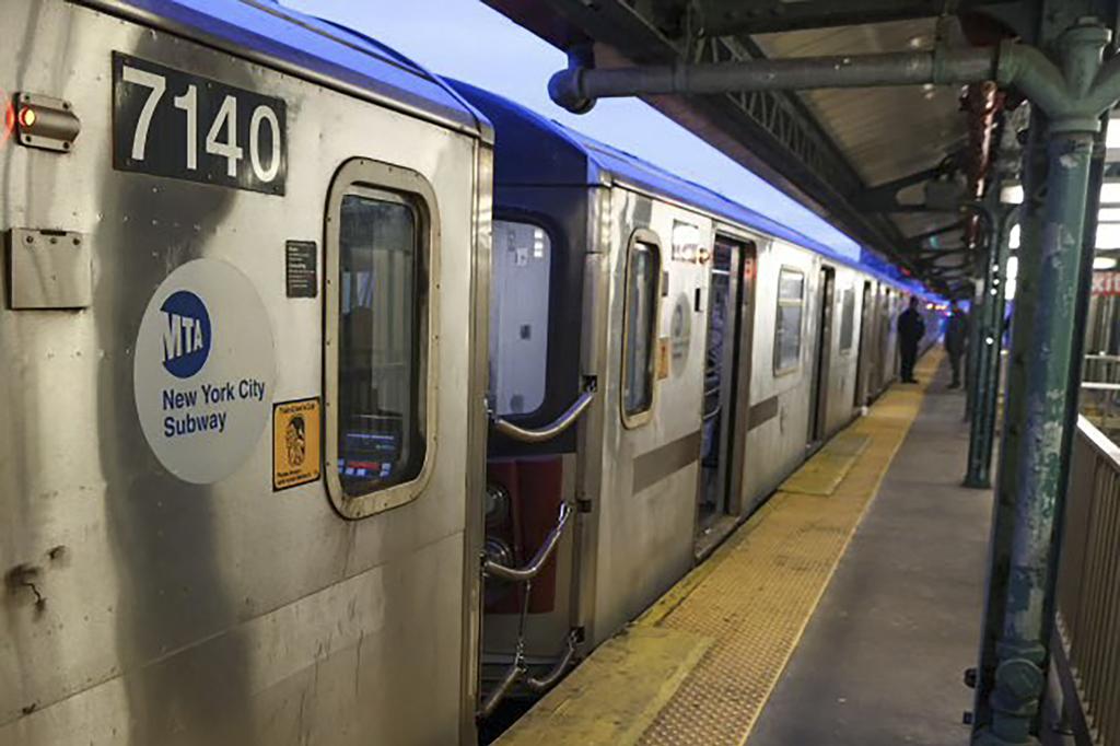 紐約布朗克斯區（Bronx）一處地鐵站12日傍晚發生槍擊事件，造成1人死亡、5人受傷。（圖／美聯社）