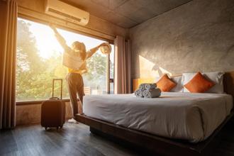 美國共享住宿平台Airbnb在最新財報電話會議中表示，去年第4季來自大陸預訂量的年增幅近9成之多，看好出境遊的復甦熱度。（shutterstock）