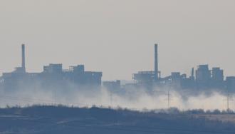 2024年2月15日，烏克蘭頓內茨克地區拍攝到阿夫迪夫卡焦炭和化工廠附近冒出濃煙。（路透社）