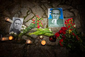 2024年2月16日，納瓦尼猝死後，波蘭華殺人們在斯大林主義受害者紀念碑旁悼念他。（路透社）
