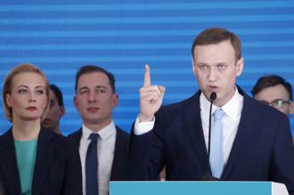 俄羅斯反對派領袖納瓦尼（右二）與妻子尤莉亞（左一）經常一同公開露面，但尤莉亞很少發言受訪。圖為2013年納瓦尼表達參選總統意願的記者會畫面。（資料照／路透）