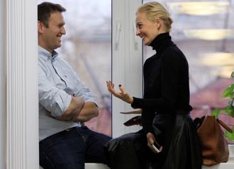 2013年10月，納瓦尼在莫斯科出庭應訊的空檔與妻子在庭外交談，相視而笑。（資料照／路透）