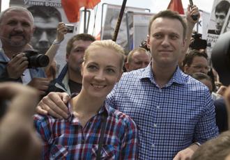 俄羅斯總統普丁頭號政敵納瓦尼本月16日由監獄通報猝死，俄羅斯人權份子與國際社會質疑死因不單純。圖為納瓦尼與妻子2013年在莫斯科克宮外參加街頭運動的身影。（美聯社）
