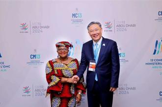 大陸商務部長王文濤25日在阿聯首都阿布達比會見WTO秘書長伊維拉。（翻攝自大陸商務部）