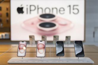 蘋果iPhone 15系列在陸降價。（圖／美聯社）